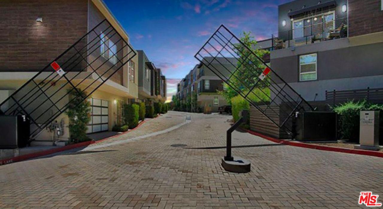 2762 Wright Lane Los Angeles, CA 90068 - Photo 2 of 25