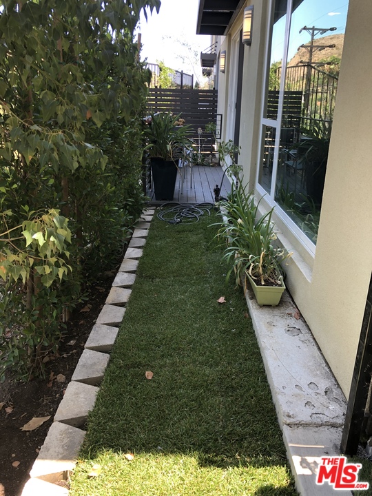 2762 Wright Lane Los Angeles, CA 90068 - Photo 12 of 25