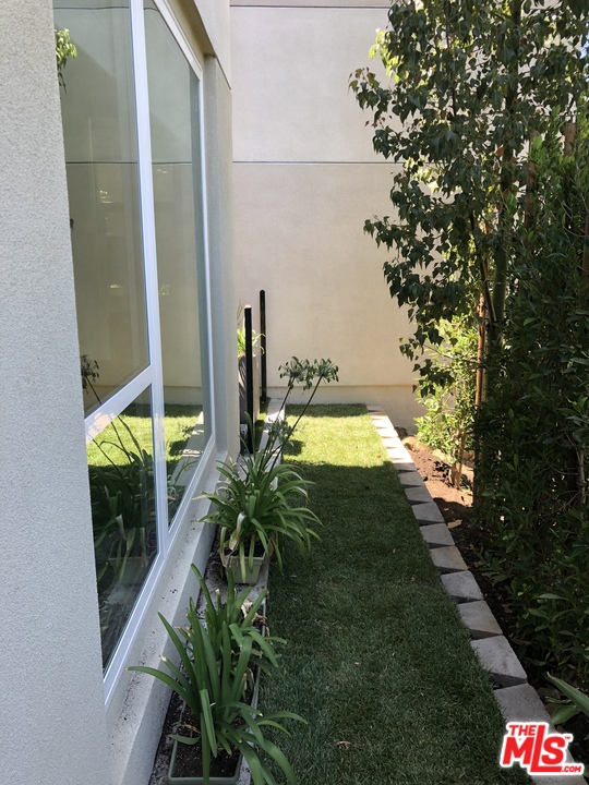 2762 Wright Lane Los Angeles, CA 90068 - Photo 13 of 25