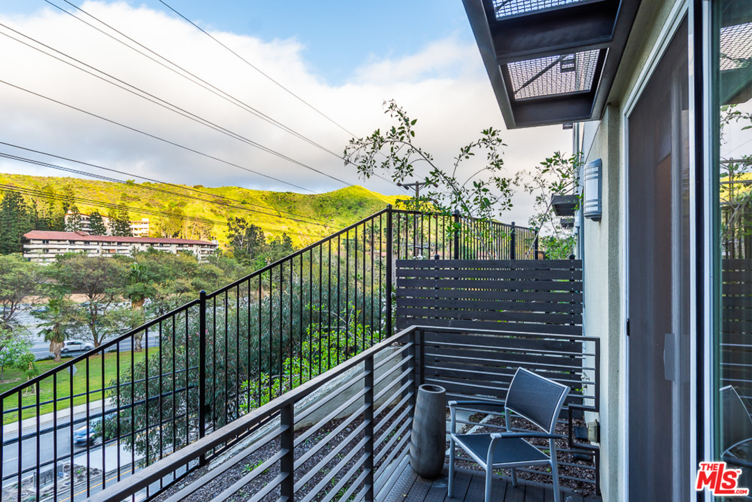 2762 Wright Lane Los Angeles, CA 90068 - Photo 14 of 25