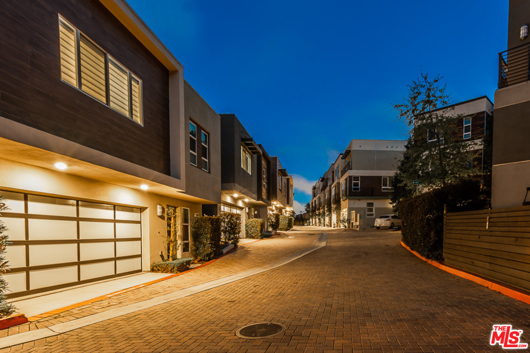 2762 Wright Lane Los Angeles, CA 90068 - Photo 3 of 25
