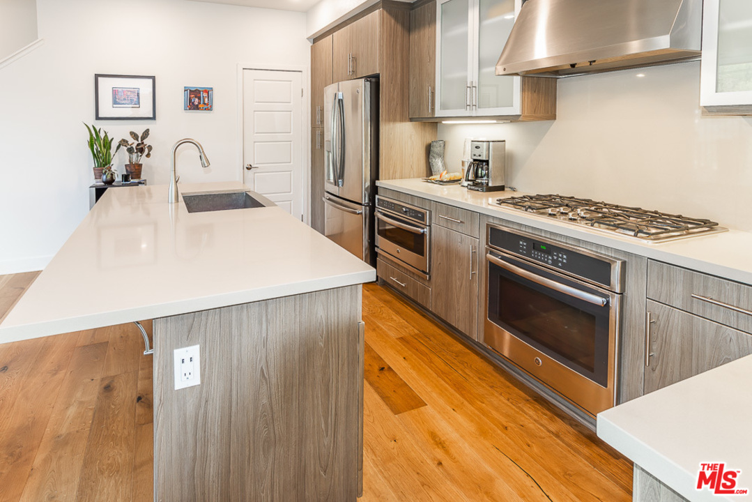 2762 Wright Lane Los Angeles, CA 90068 - Photo 7 of 25