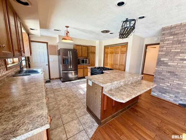 $309,000 | 15290 New Salem Bluff Road, Petersburg, IL 62675