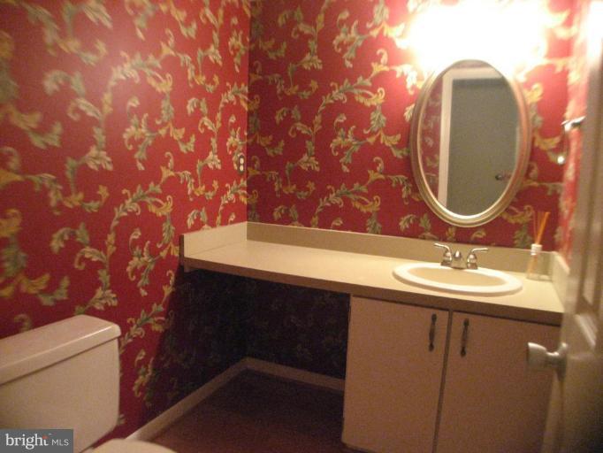 1984 Winterport Cluster Reston, VA 20191 - Photo 14 of 21 Another view of the powder room