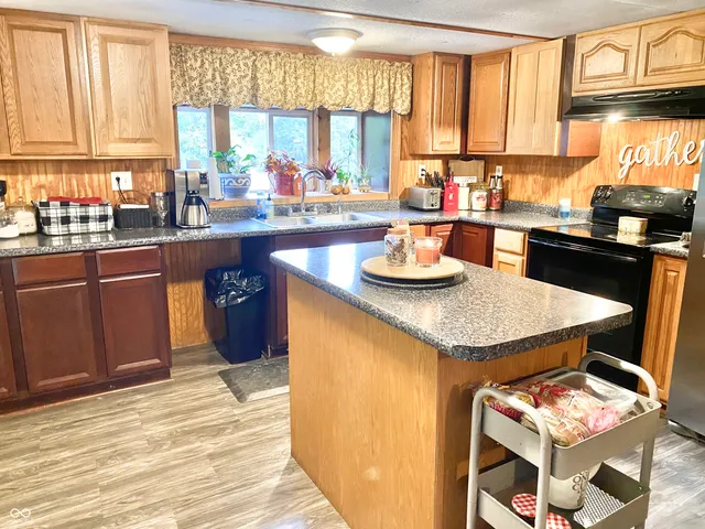 $300,000 | 6727 Highway 46, Bowling Green, IN 47833