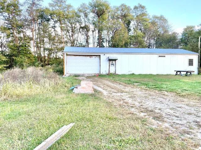 $300,000 | 6727 Highway 46, Bowling Green, IN 47833