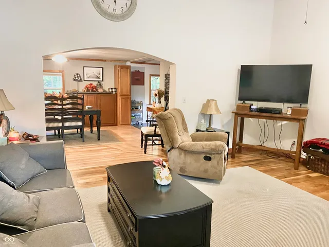 $300,000 | 6727 Highway 46, Bowling Green, IN 47833