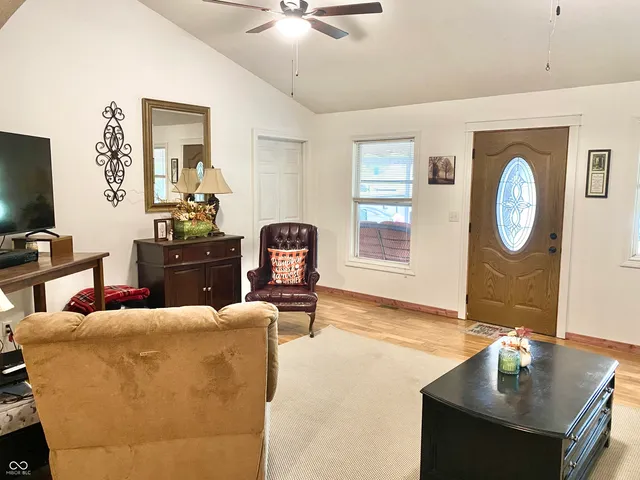 $300,000 | 6727 Highway 46, Bowling Green, IN 47833