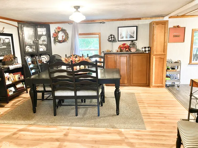 $300,000 | 6727 Highway 46, Bowling Green, IN 47833