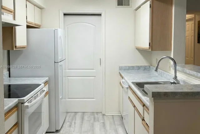 $1,950 | 2420 Northwest 33rd Street, Unit 1011, Oakland Park, FL 33309