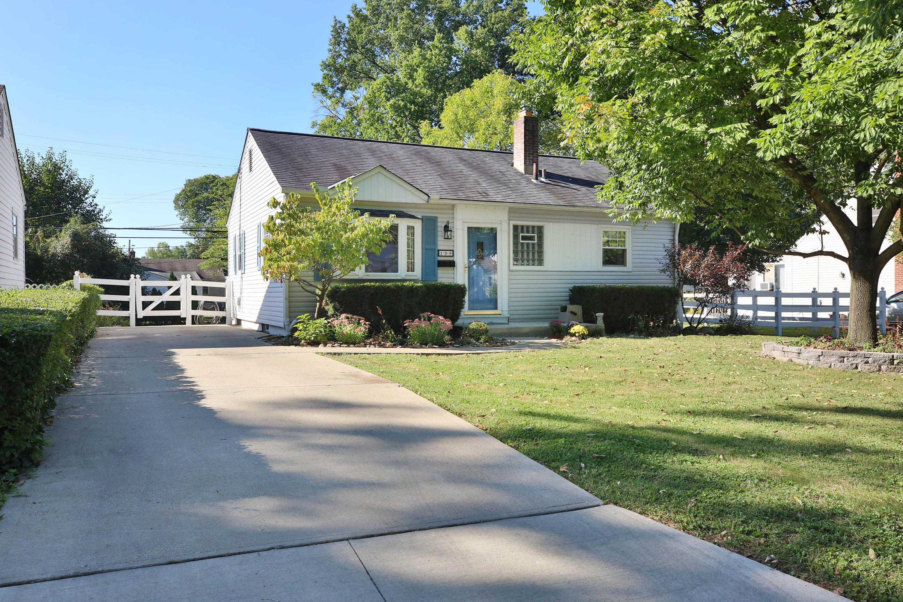 199 East Weisheimer Road Columbus, OH 43214 - Photo 2 of 37
