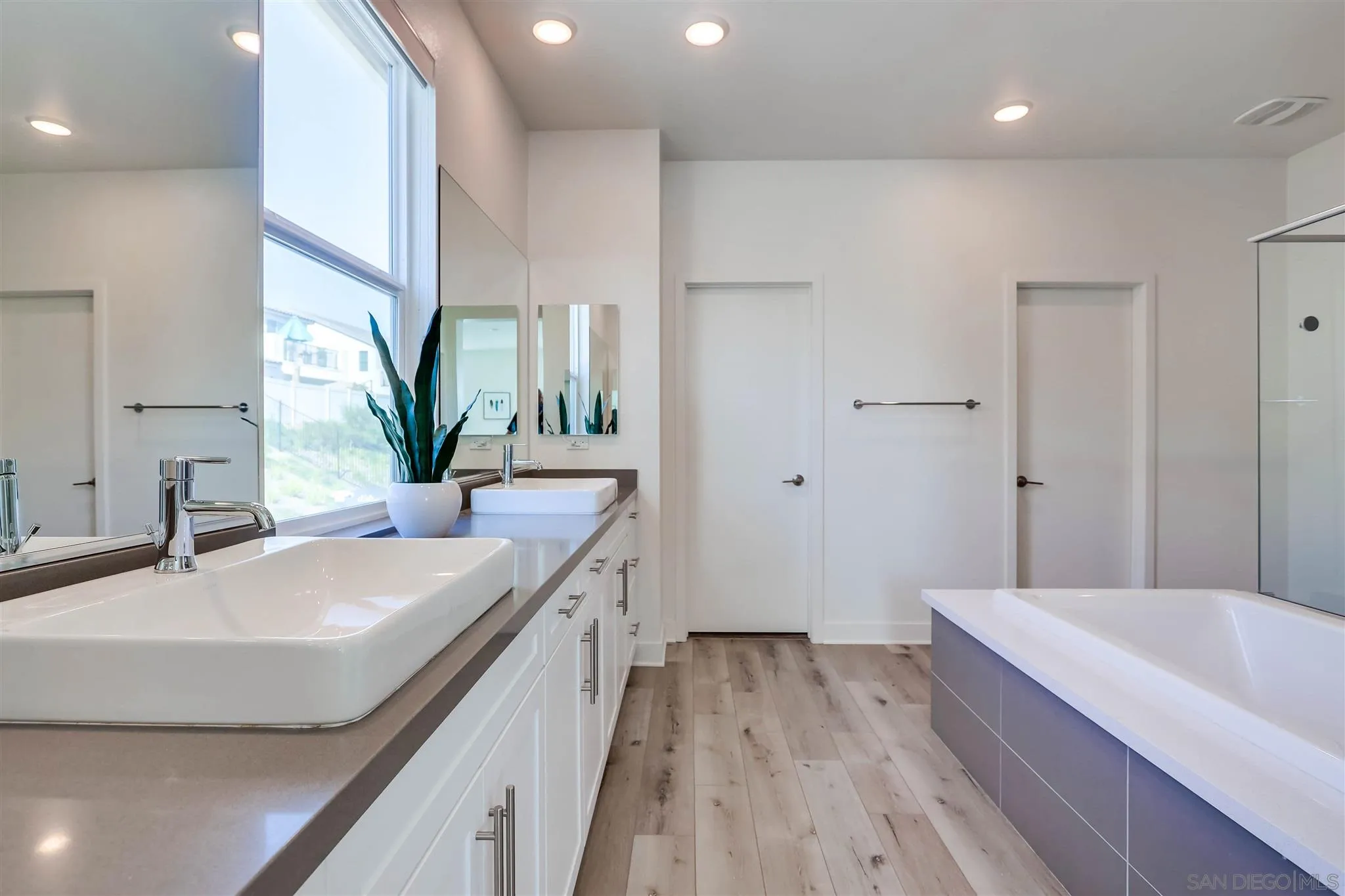 8922 Trailridge Avenue Santee, CA 92071 - Photo 19 of 31 a bathroom with a sink a large mirror and a bathtub