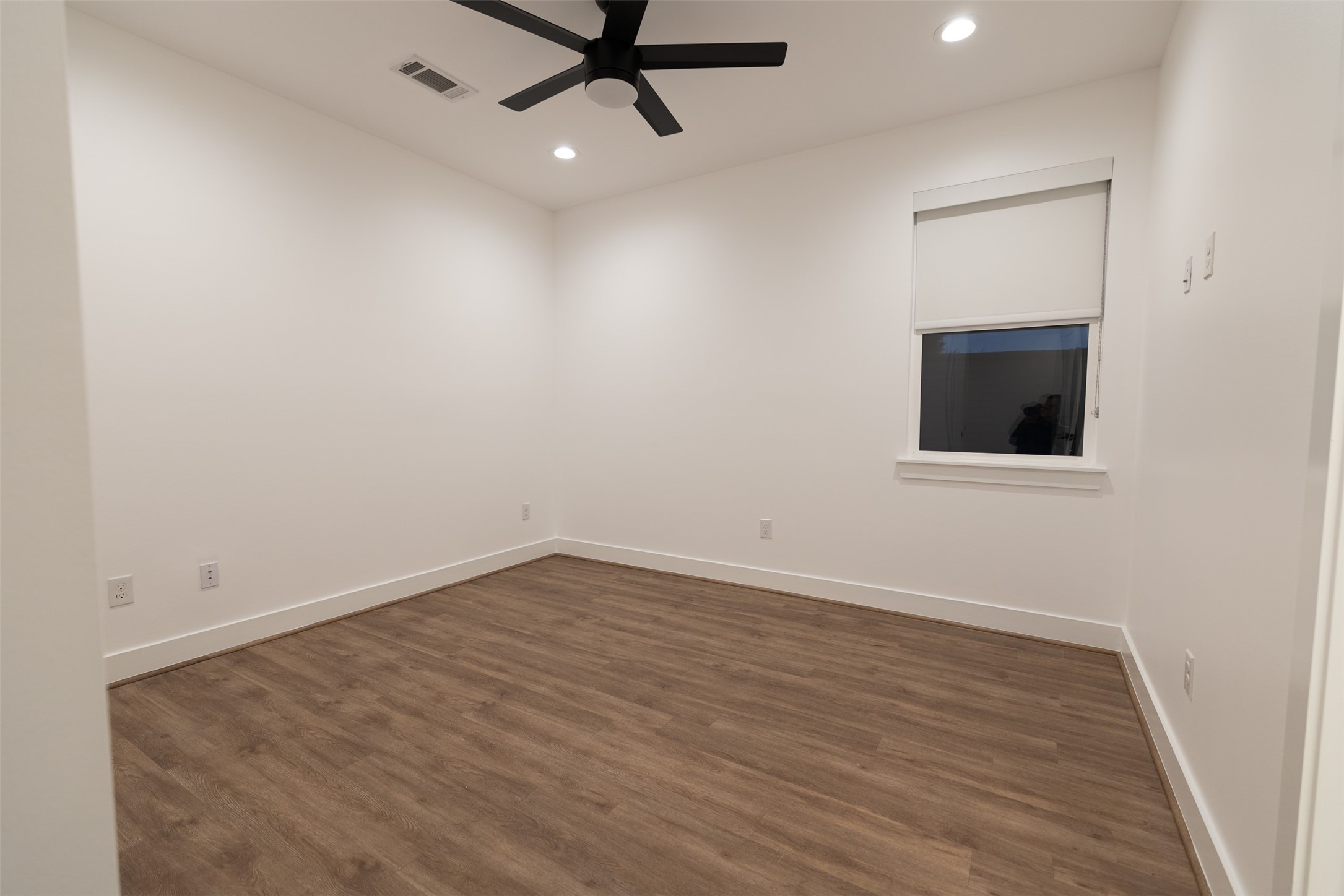1206 Hamblen Street Houston, TX 77009 - Photo 22 of 33 Generous sized secondary bedrooms!