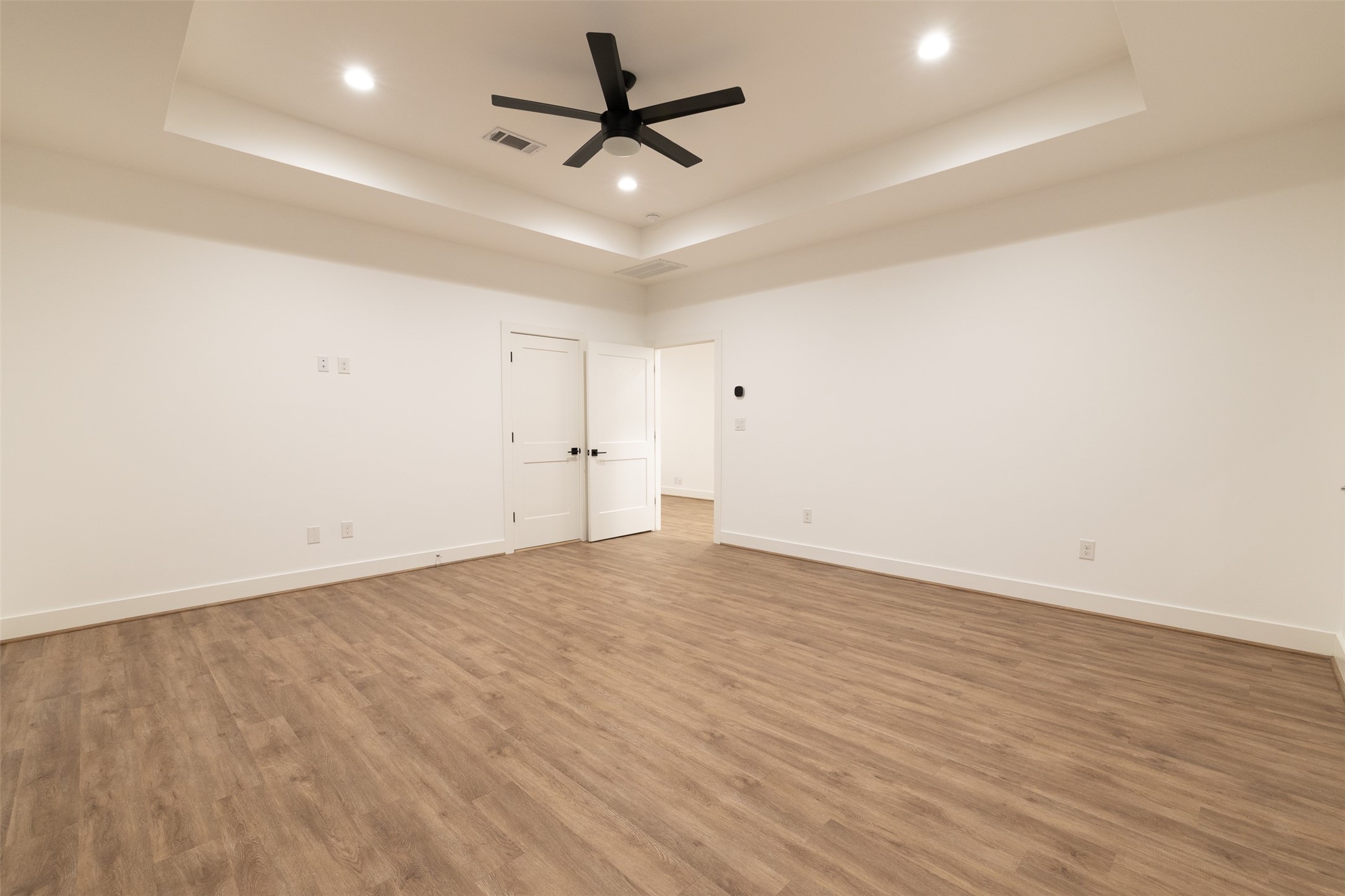 1206 Hamblen Street Houston, TX 77009 - Photo 10 of 33 Huge primary suite!