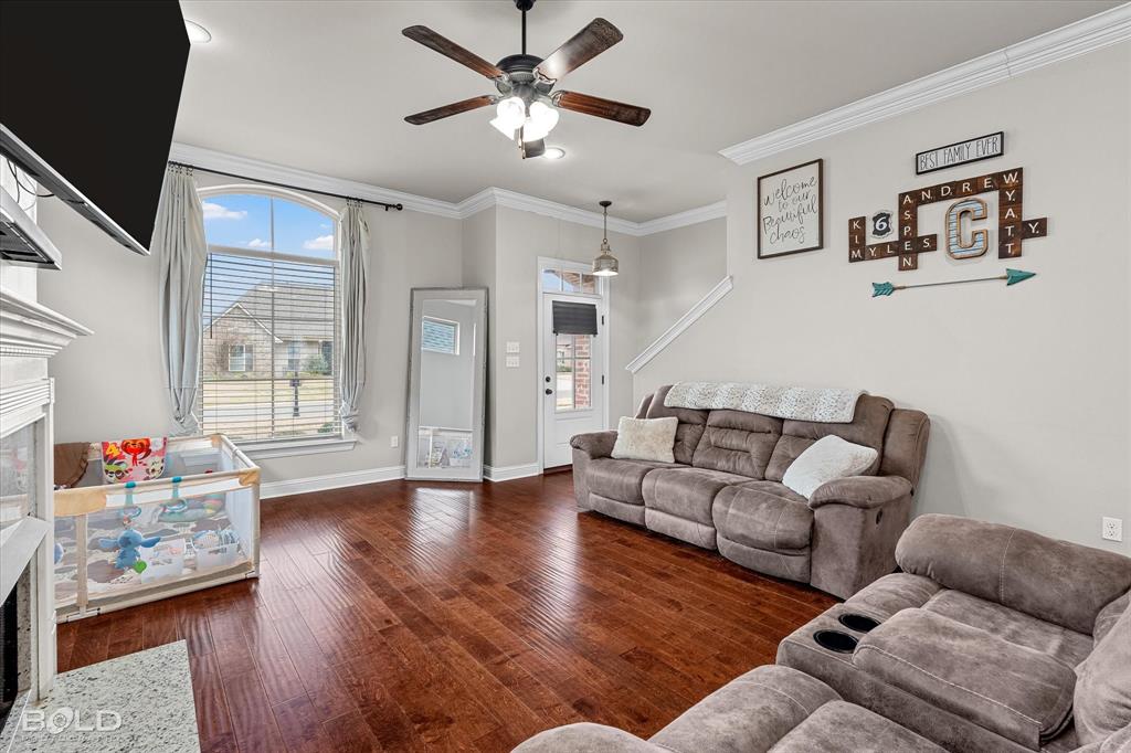 946 Maize Street Bossier City, LA 71111 - Photo 16 of 39 a living room with furniture and wooden floor
