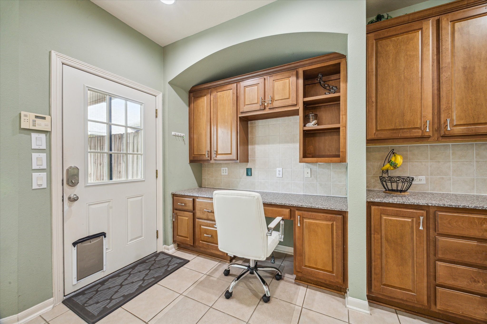 2403 Clippers Square Houston, TX 77058 - Photo 8 of 20 a workspace with cabinets