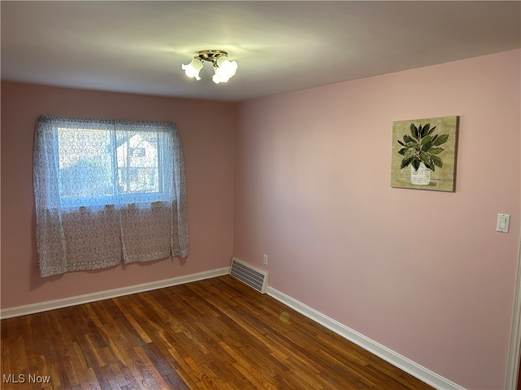 1094 Plainfield Road Cleveland, OH 44121 - Photo 19 of 41