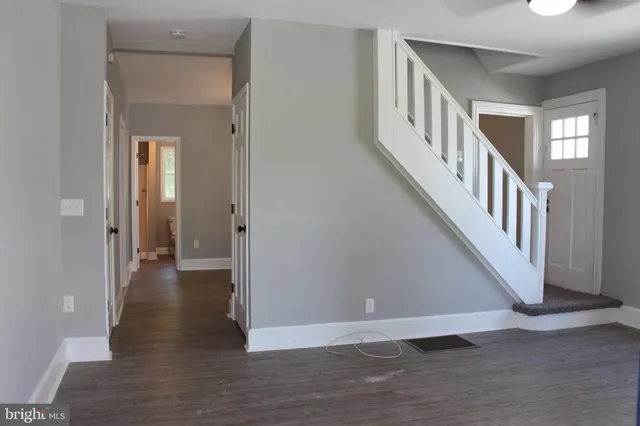 a view of an entryway with a livingroom