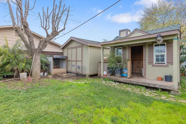a view of a house with a yard