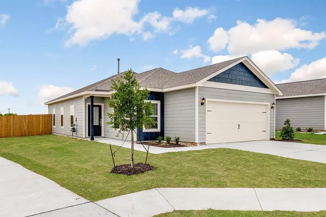 $293,900 | 8404 White Wolf Trail, Ponder, TX 76259