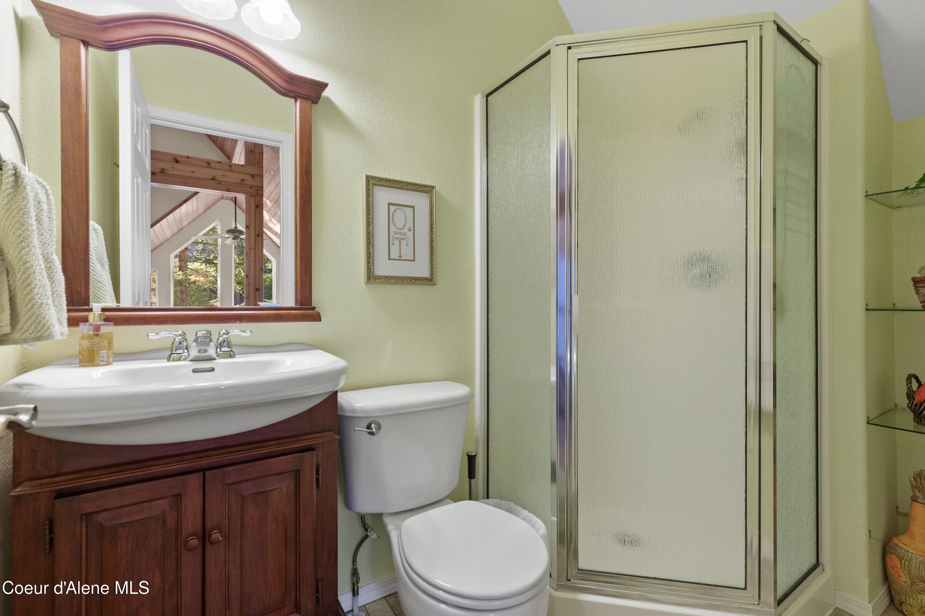 8677 North Rhapsody Lane Hayden, ID 83835 - Photo 35 of 60 Upper Level Guest Bathroom