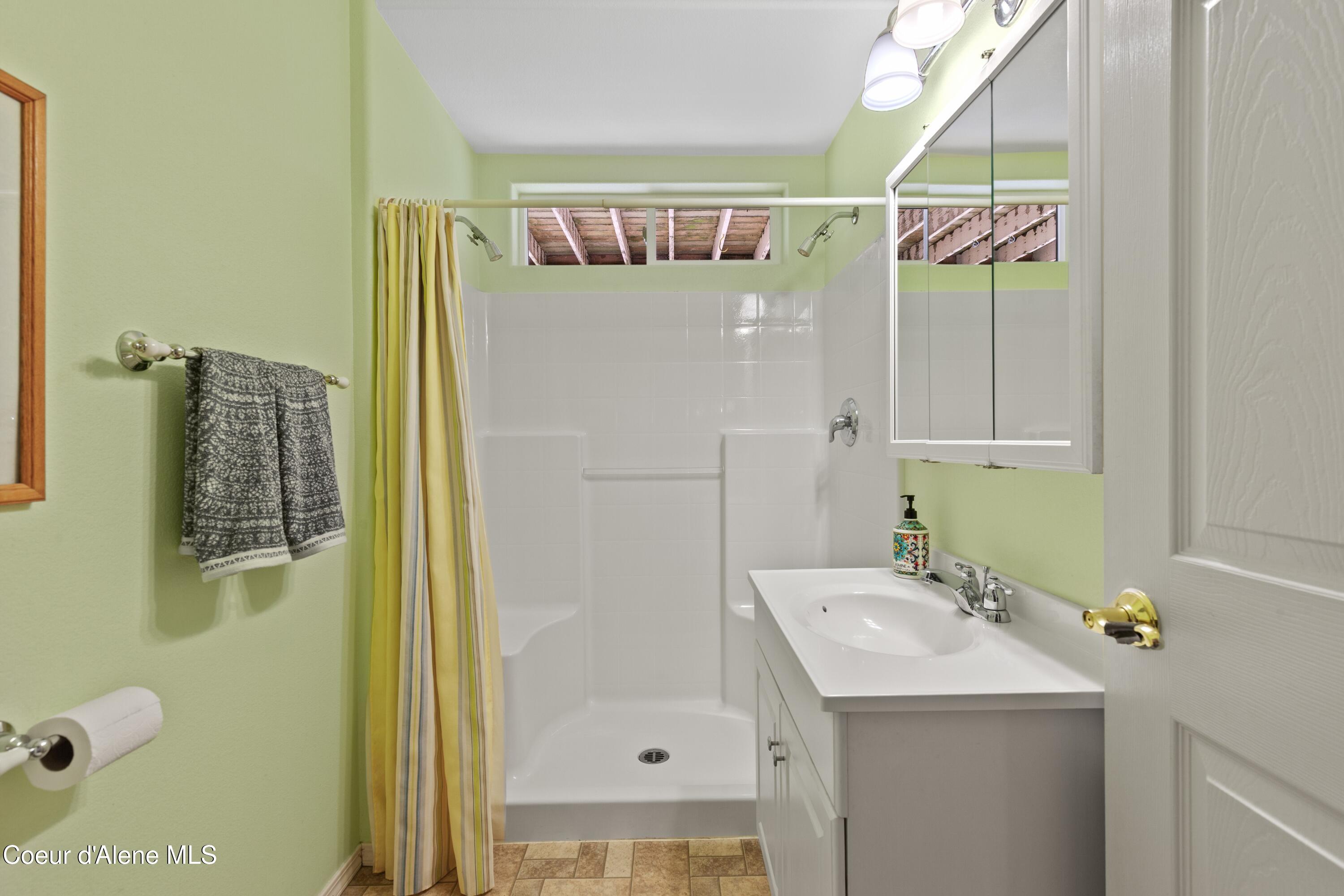 8677 North Rhapsody Lane Hayden, ID 83835 - Photo 41 of 60 Lower Level Guest Bathroom