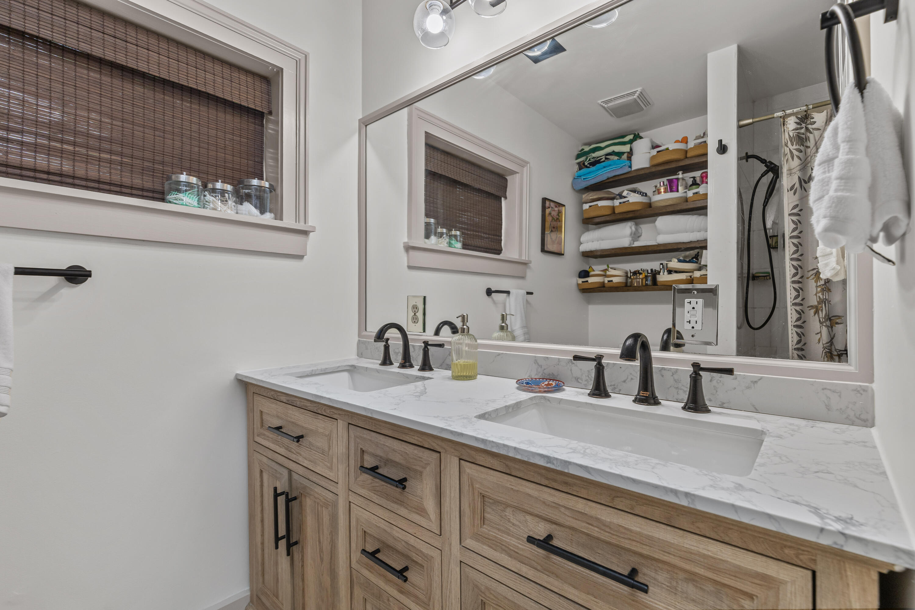 24 Hanover Street Charleston, SC 29403 - Photo 13 of 46 Bathroom 1