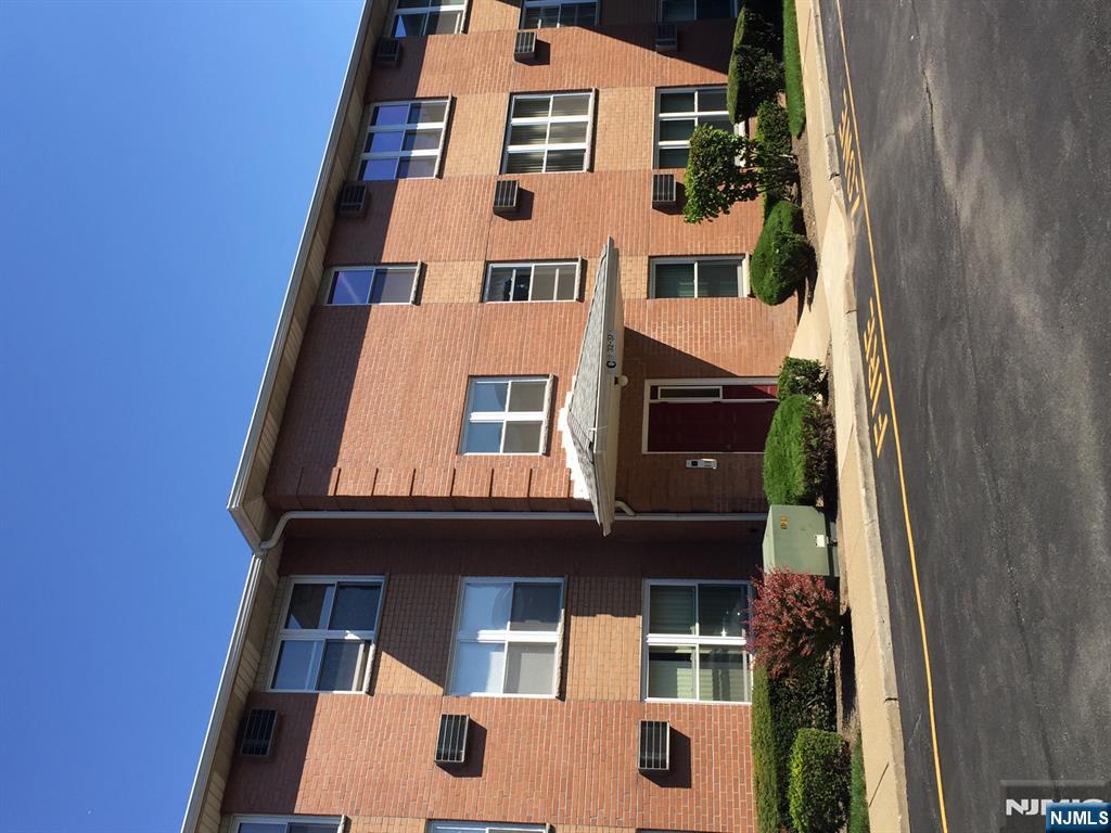 34 Riverview Court, Unit 34 Secaucus, NJ 07094 - Photo 2 of 16