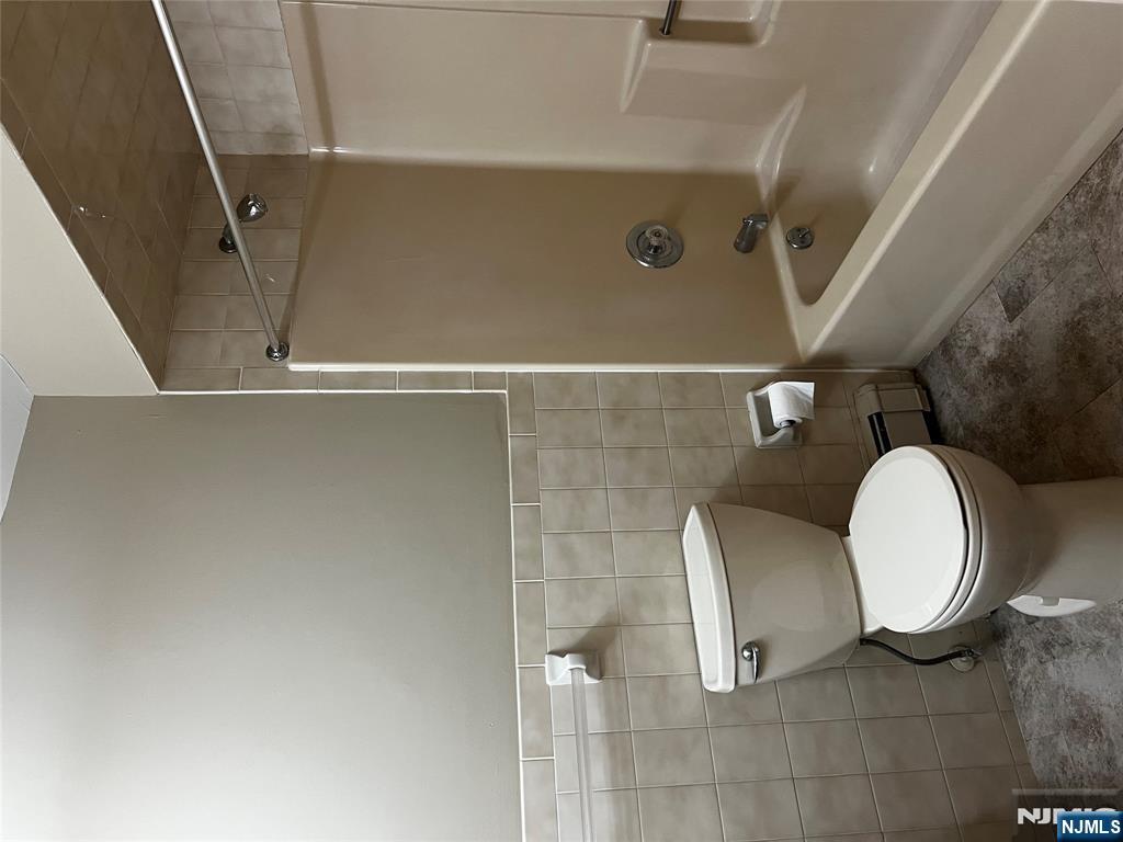 34 Riverview Court, Unit 34 Secaucus, NJ 07094 - Photo 9 of 16 a bathroom with a toilet and a bathtub
