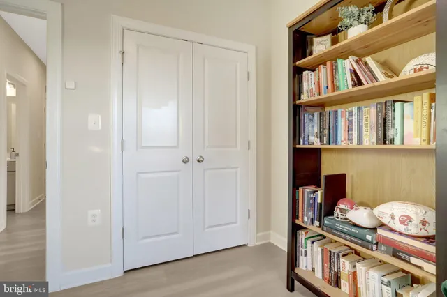 a view of an entryway with workspace