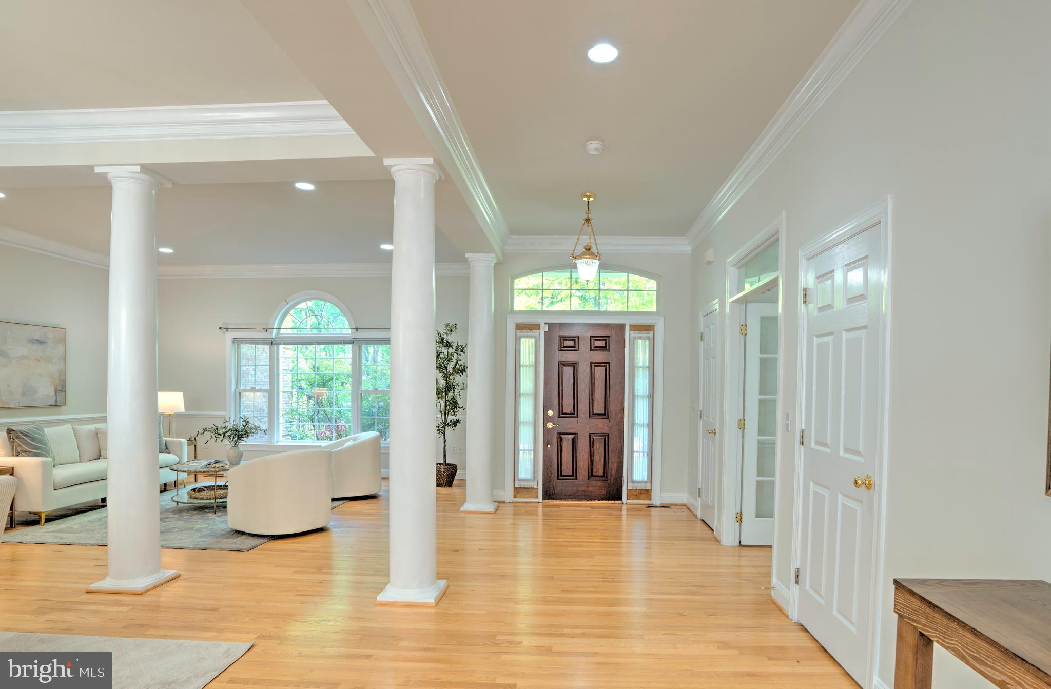 4300 Pinetree Road Rockville, MD 20853 - Photo 5 of 50 a view of a livingroom with kitchen and furniture