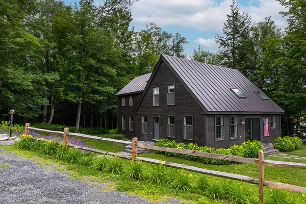 $920,000 | 211 Abnaki Trace, Hartford, VT 05059
