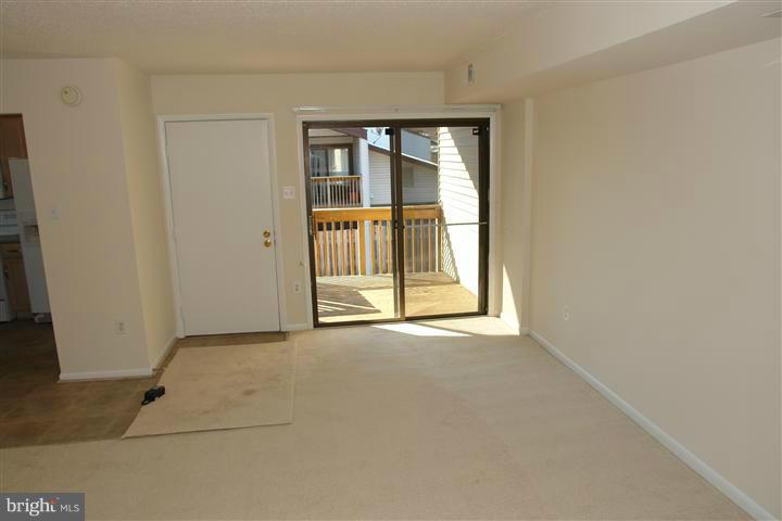 2539 Fox Ridge Court, Unit 50 Woodbridge, VA 22192 - Photo 11 of 20 Living Room