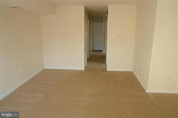 2539 Fox Ridge Court, Unit 50 Woodbridge, VA 22192 - Photo 12 of 20 Living Room