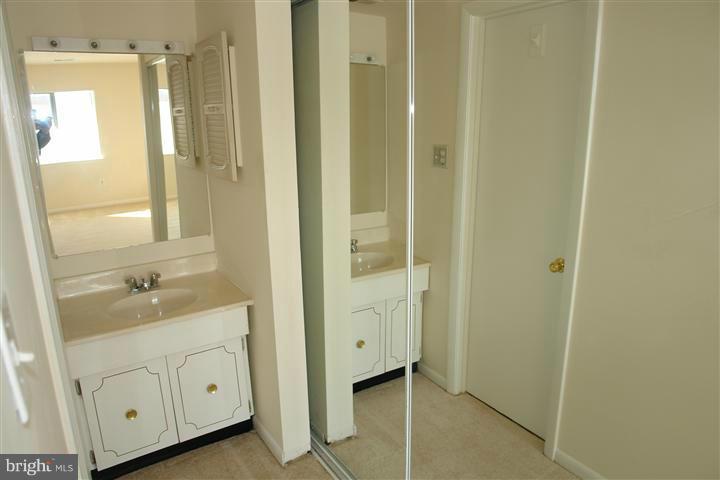 2539 Fox Ridge Court, Unit 50 Woodbridge, VA 22192 - Photo 6 of 20 Bedroom (Master)
