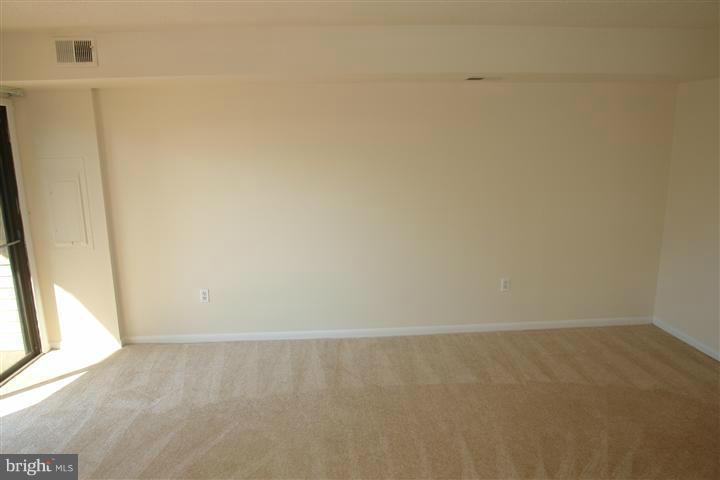 2539 Fox Ridge Court, Unit 50 Woodbridge, VA 22192 - Photo 7 of 20 Living Room