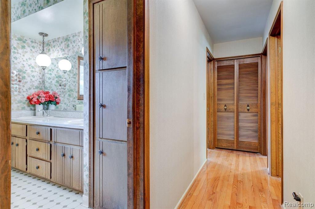 2240 Munster Road Rochester Hills, MI 48309 - Photo 13 of 25