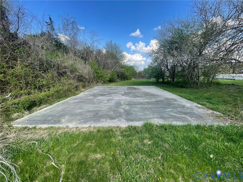 2297 Indian Oak Road Crewe, VA 23930 - Photo 6 of 46 a view of outdoor space with green field and trees