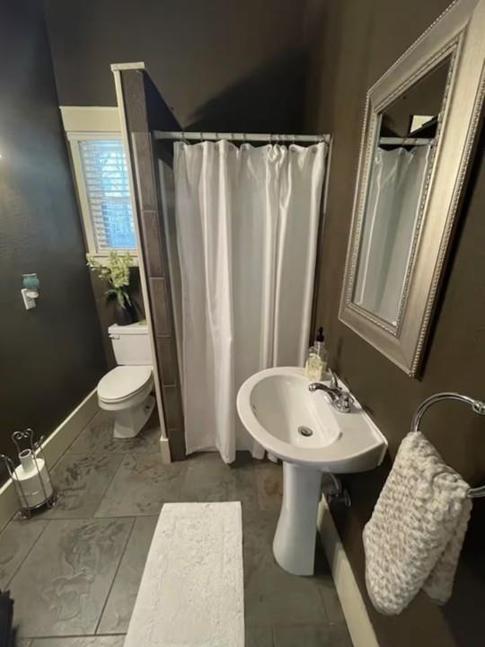 617 South 12th Street Waco, TX 76706 - Photo 21 of 27 a bathroom with a sink toilet and a mirror
