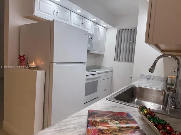 $219,900 | 523 Trace Circle, Unit 105, Deerfield Beach, FL 33441