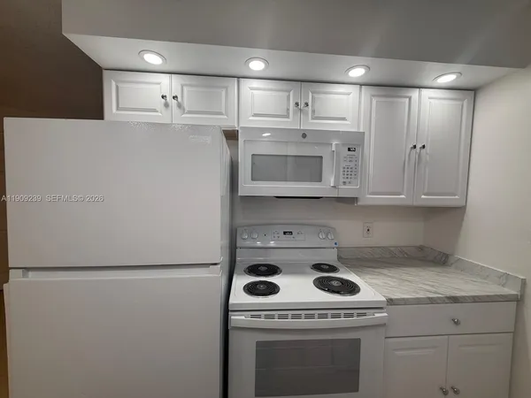 $219,900 | 523 Trace Circle, Unit 105, Deerfield Beach, FL 33441