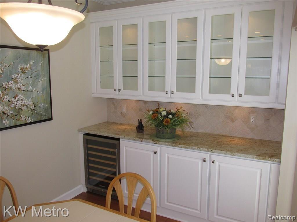 1104 Loncar Drive Rochester, MI 48307 - Photo 9 of 46 BreakfastNookCabinets.JPG