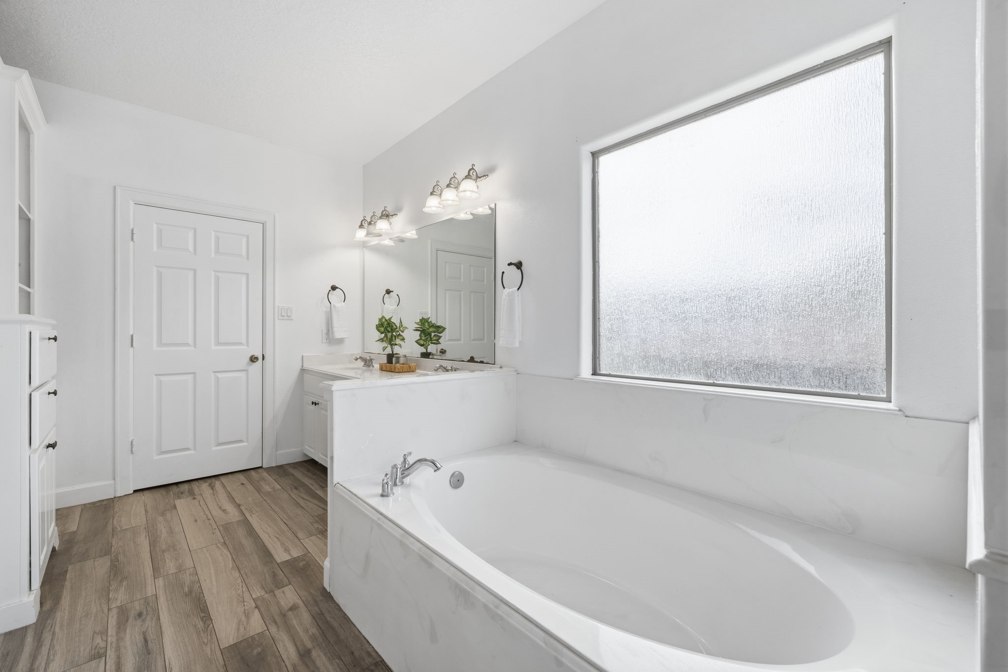 20407 Deer Run Road Damon, TX 77430 - Photo 11 of 29 a bathroom with a bathtub and a sink