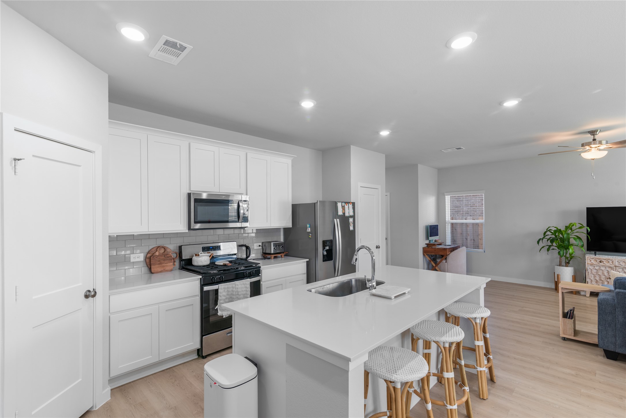 123 Alset Circle Magnolia, TX 77354 - Photo 6 of 27 a kitchen that has a lot of cabinets a sink and appliances