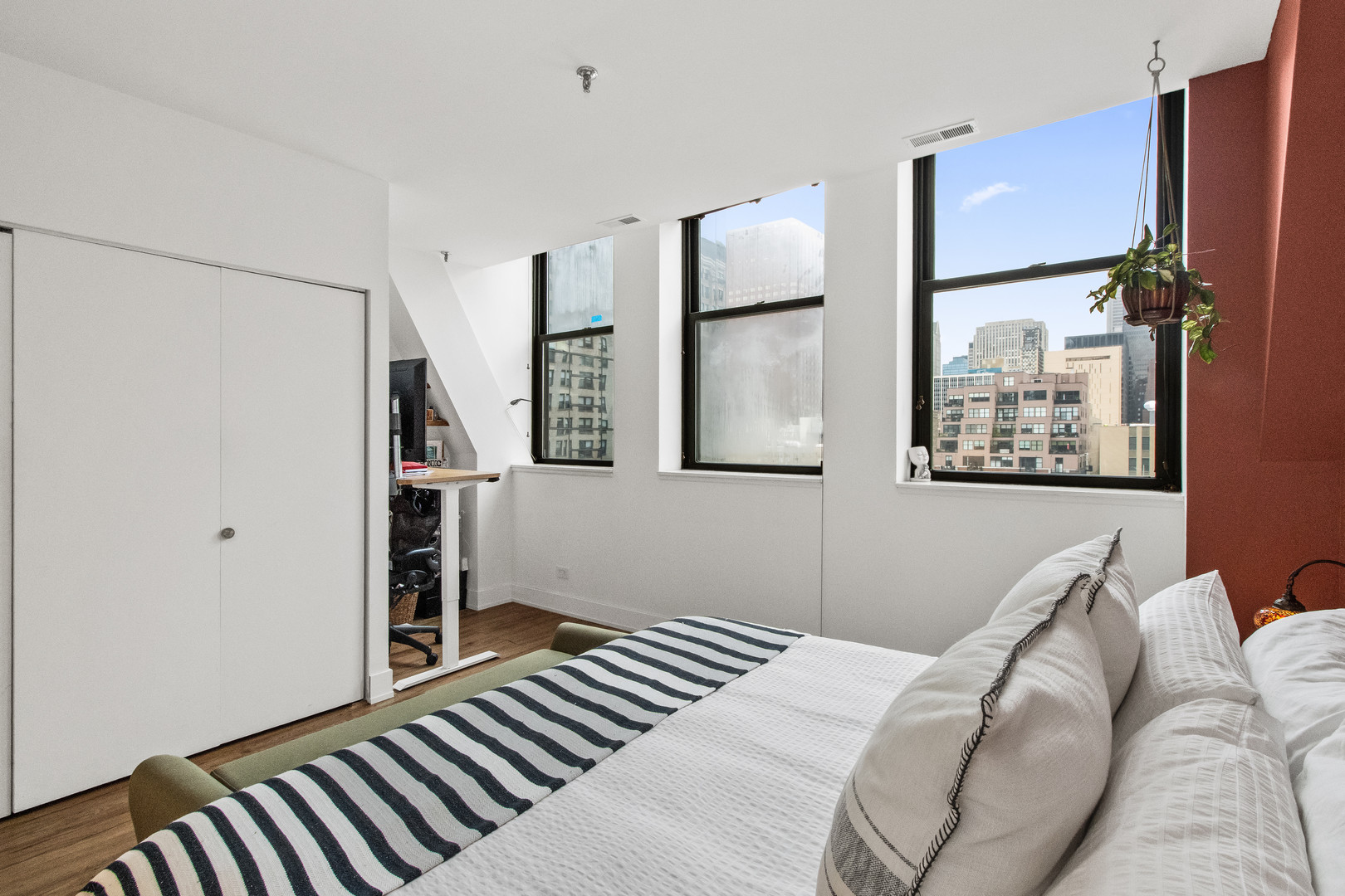 740 South Federal Street, Unit 1204 Chicago, IL 60605 - Photo 11 of 14 a bedroom with a bed and a painting on the wall