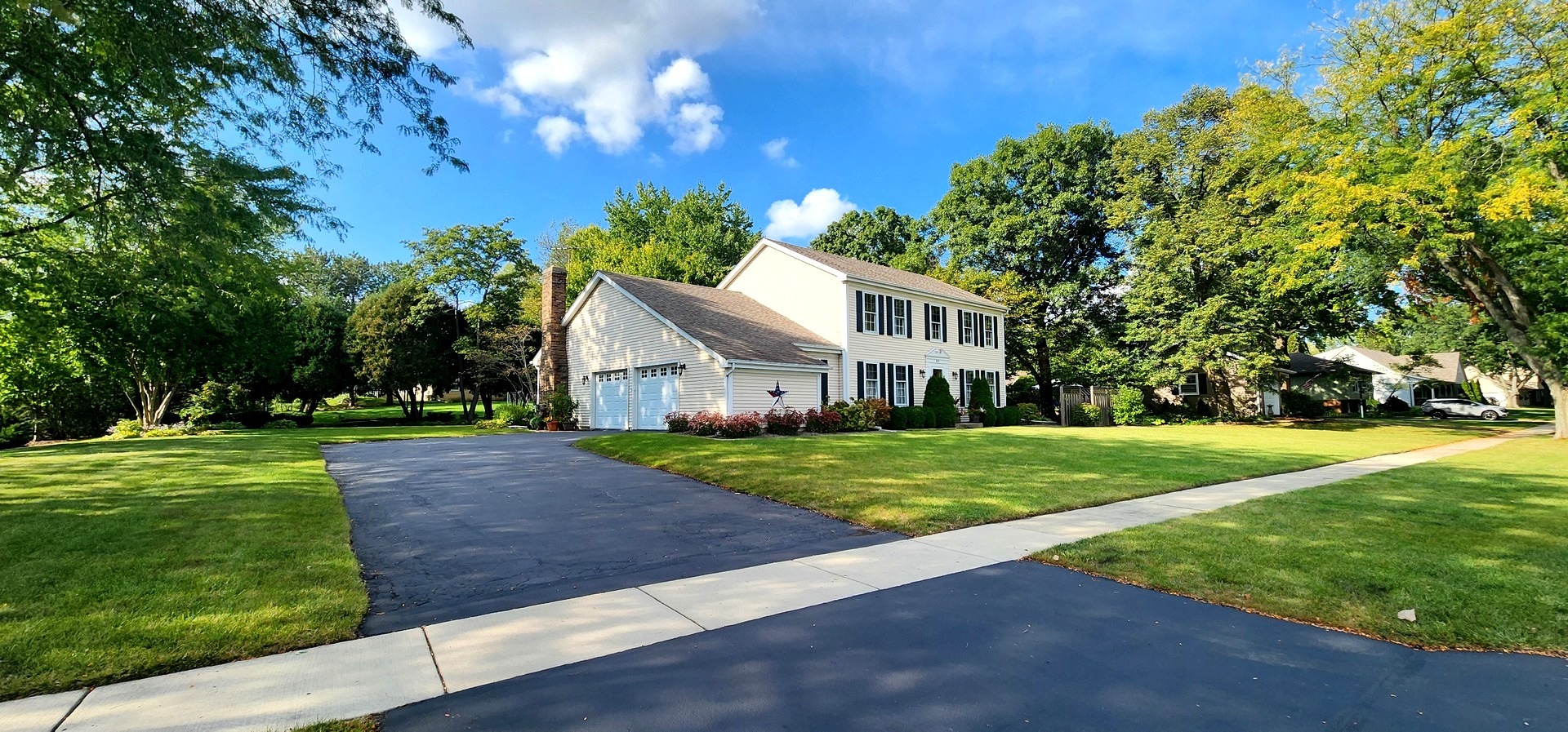68 Winthrop New Road Sugar Grove, IL 60554 - Photo 2 of 7 a view of a house with yard and a garden