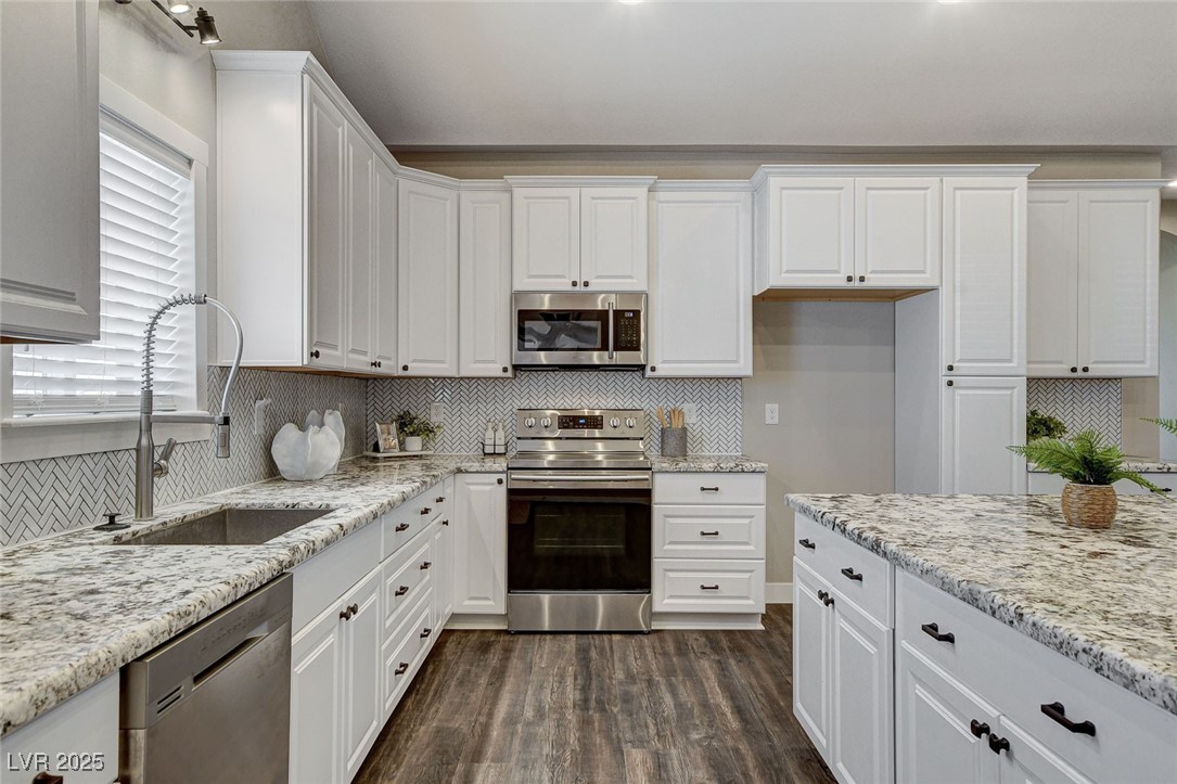 3196 Mateuse Street Logandale, NV 89021 - Photo 19 of 85 Kitchen with granite, stainless steel appliances,