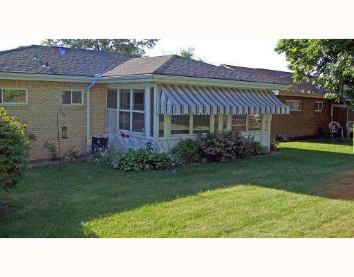 334 Twin Oaks Road Pittsburgh, PA 15243 - Photo 2 of 8 Den/Family/Great Room.