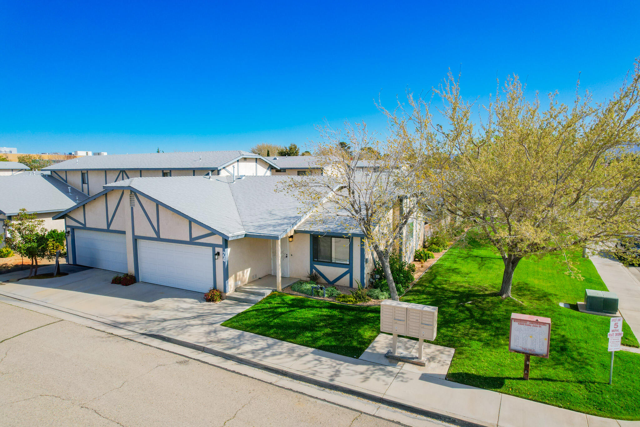 43840 Bobby Jones Drive, Unit 24 Lancaster, CA 93536 - Photo 5 of 29 a front view of a house with garden