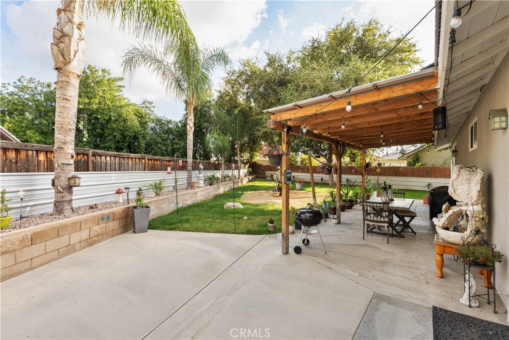 236 Jam Street Hemet, CA 92544 - Photo 30 of 36 a view of a patio with a table and chairs under an umbrella